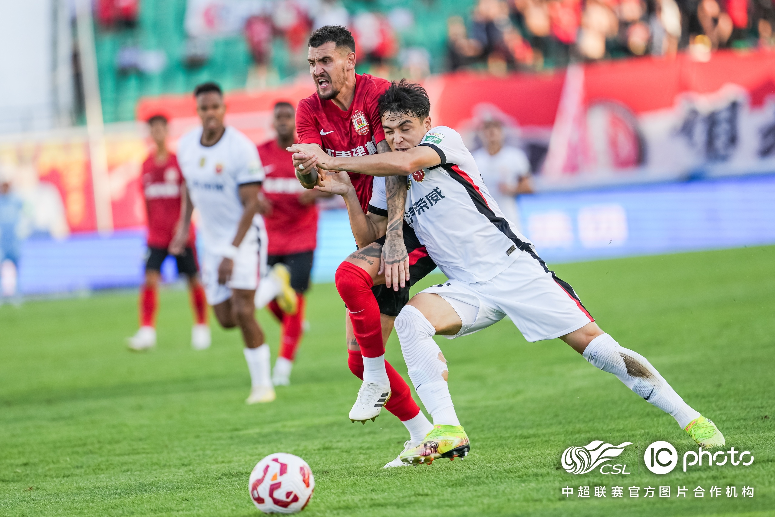 上海海港迎足总杯关键赛，国际比赛日防线松动，压力陡增，控场能力受关注