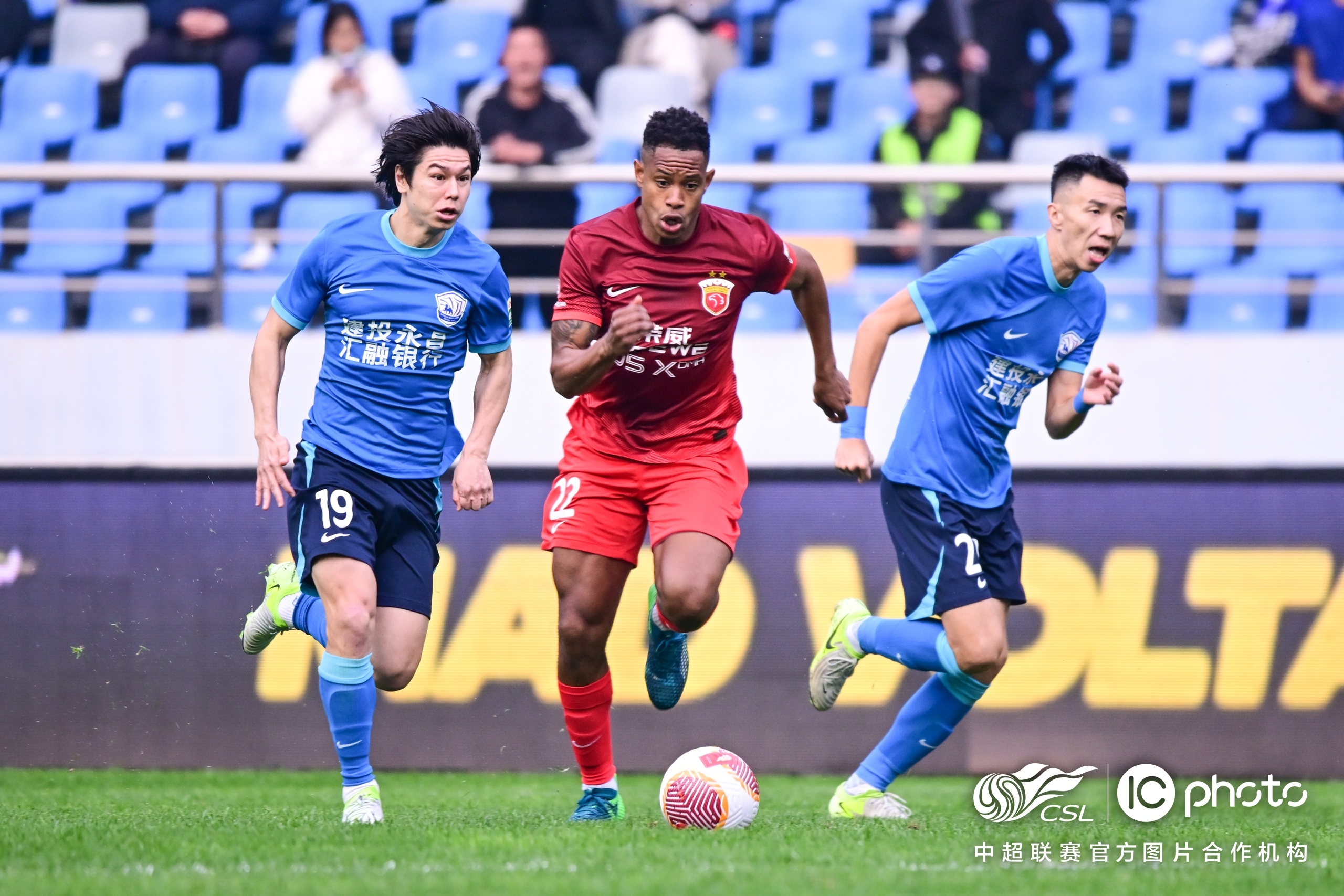 完美竞技平台官方网站-今晨上海海港远射贴柱：英超节点到来，态度坚定，阵容厚度经受考验