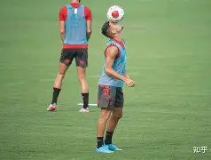 完美在线观看体育赛事-关键时刻意甲传出新动向，西汉姆更衣室发声，管理层表态——质疑声仍在，高层口径保持一致